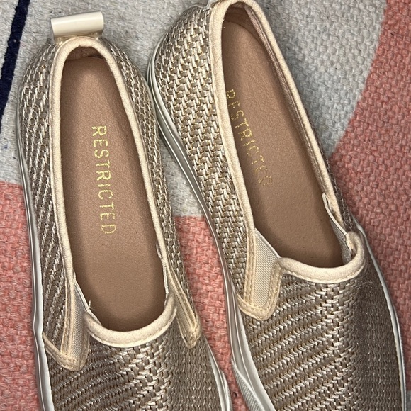 🛍️ Cream/tan RESTRICTED slip on shoes size 8.‎ - Picture 2 of 9